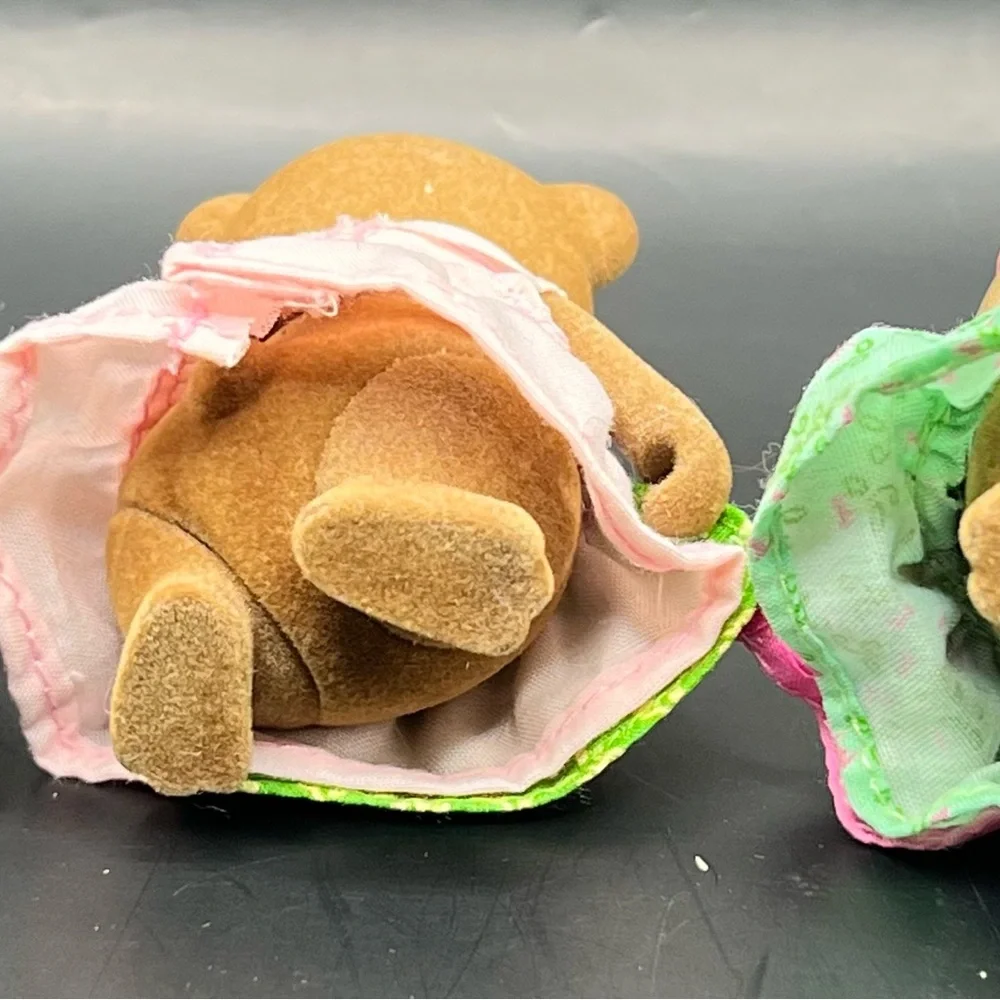 Li’l Woodzeez-Brown Bear set of 3, Bonus plastic hat on one figure.‎